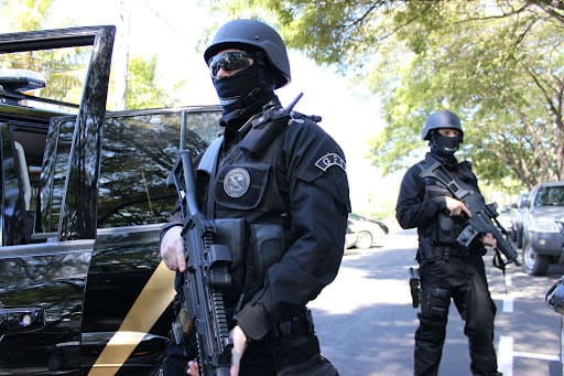 Bolsonaro promete reajuste para policiais federais