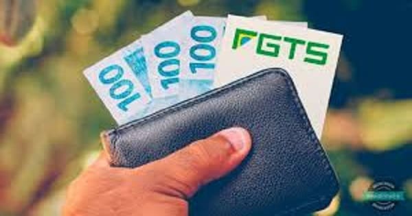 saques fgts Carteira com cédulas de cem reais