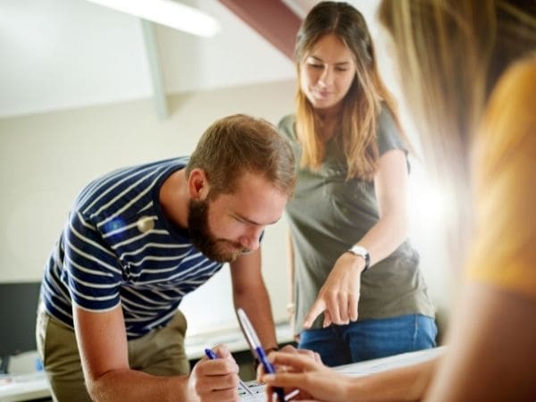 O que se deve evitar no comportamento no local de trabalho?