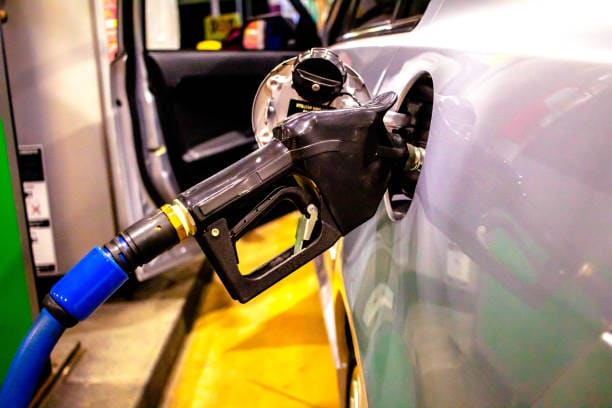 Photograph of a car being refueled at a gas station ( posto de gasolina). Dor de cabeça para LULA, gasolina tem novo preço no Brasil e surpreende a todos