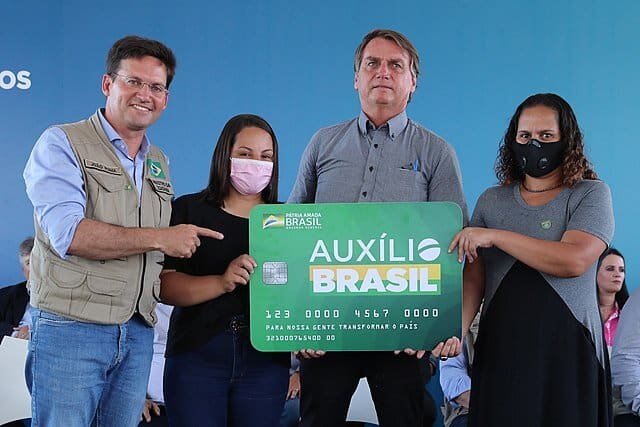 Auxílio Brasil de R$ 600: governo analisa "fatiar" reforma tributária para bancar benefício