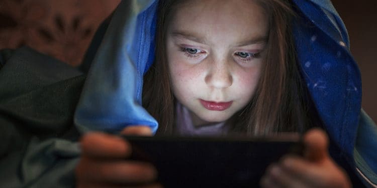 crianca-com-smartphone-debaixo-da-coberta-750×375 Como manter crianças e adolescentes protegidos no mundo digital