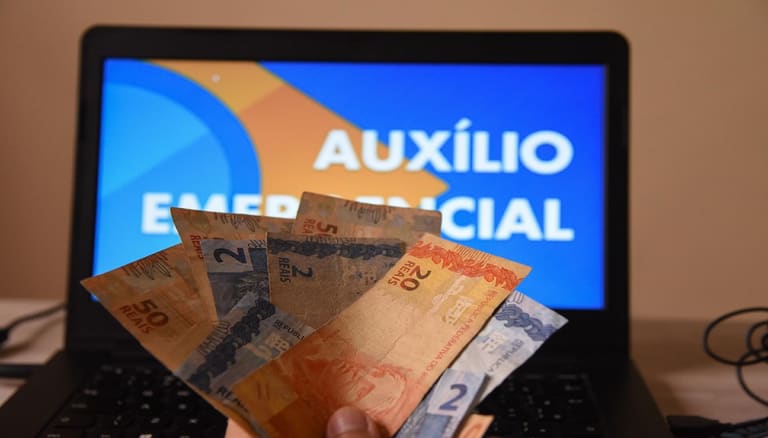 Senado estende auxílio de R$ 600 a mães adolescentes e pais solteiros