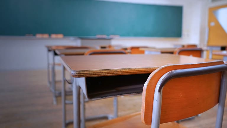 carteira-e-sala-de-aula-vazia Alunos não continuam os estudos