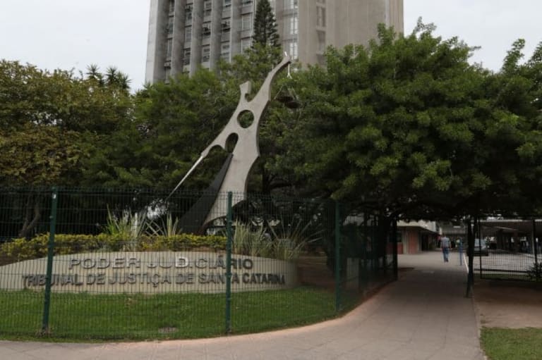 Tribunal de Justiça catarinense concede aposentadoria a servidora com HIV