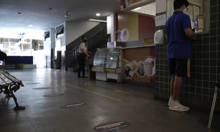 Prefeitura permite, mas estado proíbe de novo volta às aulas presenciais no Rio