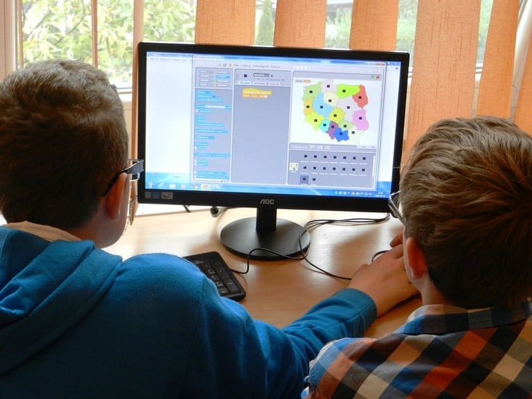 alunos computadores em casa sp