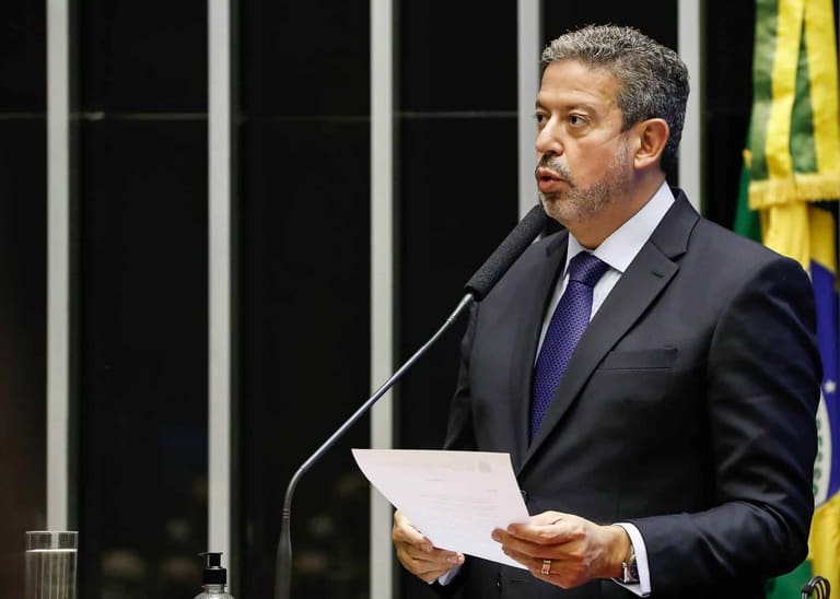 Arthur Lira critica cortes do Governo Federal em programas sociais