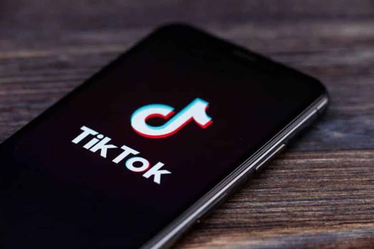 SEGREDO REVELADO! Descubra como brasileiros estão FATURANDO R$ 50 MIL fazendo lives no TikTok