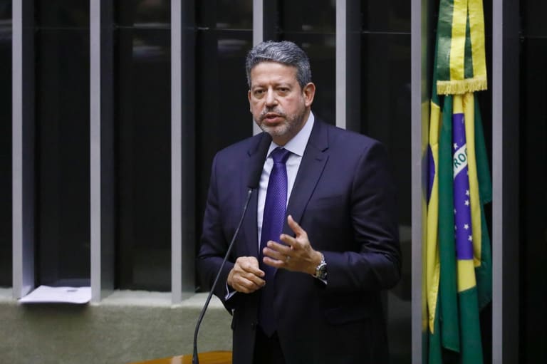 Arthur Lira diz que vai começar a correr para aprovar Auxílio Brasil