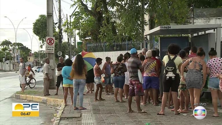 Auxílio Brasil: Usuários reclamam de filas e confusão em sedes do CRAS