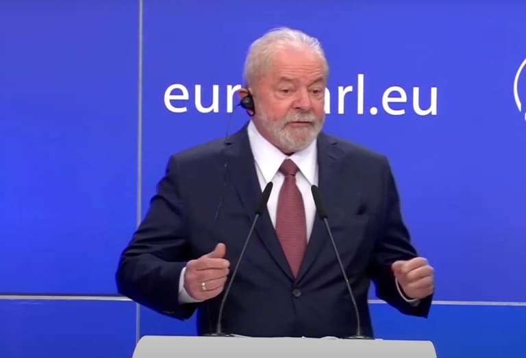 Na Europa, Lula diz que Bolsonaro acabou com o Bolsa Família