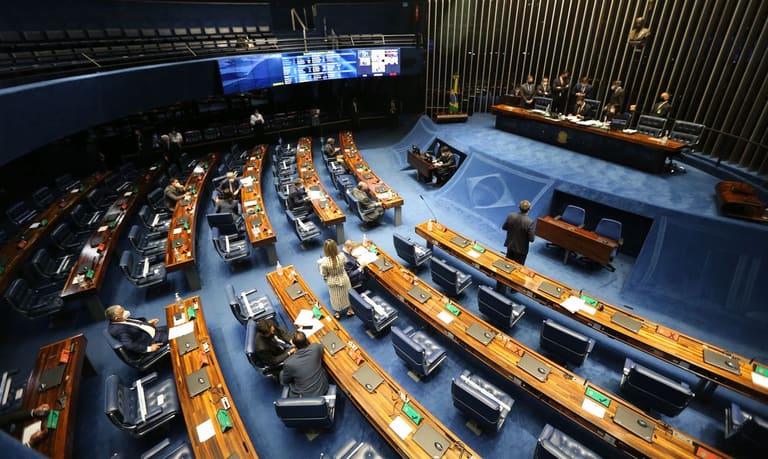 Auxílio Brasil: PEC dos Precatórios é aprovada