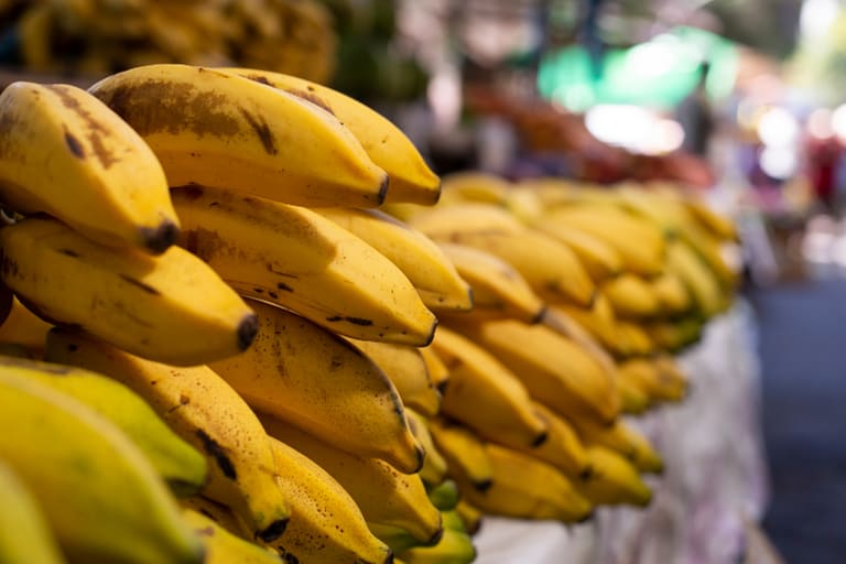 Como escolher banana no mercado conheça os tipos -- Reprodução Canva