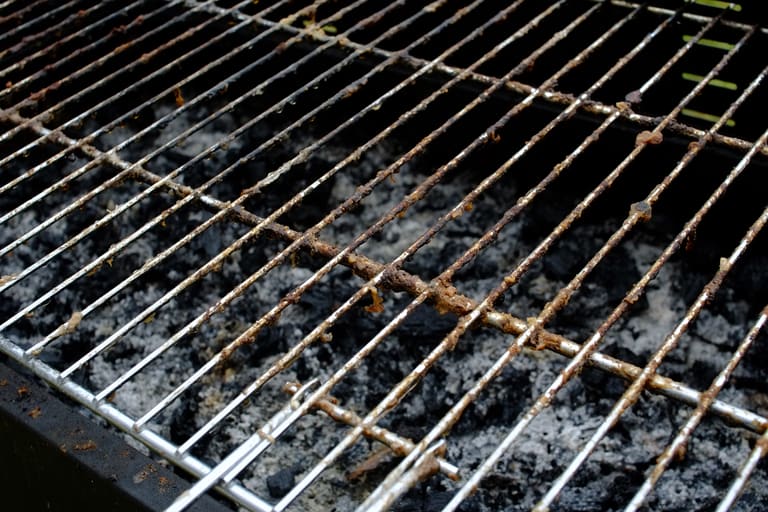 4 dicas para limpar grelha de churrasco - Reprodução Canva