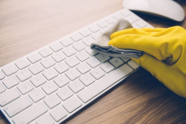 Veja como limpar teclado de computador - Reprodução Canva