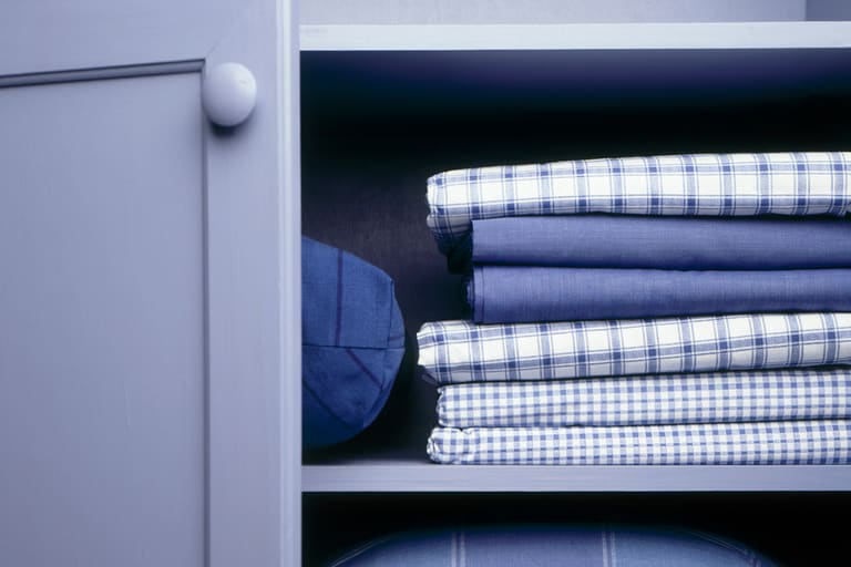 Veja dicas de organização para armário de roupas de cama - Reprodução Canva