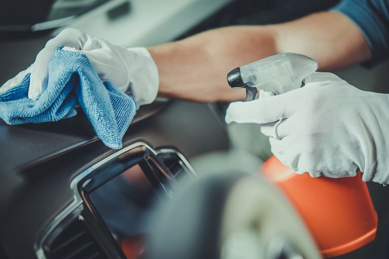 Veja dicas para limpar o carro de forma detalhada - Reprodução Canva