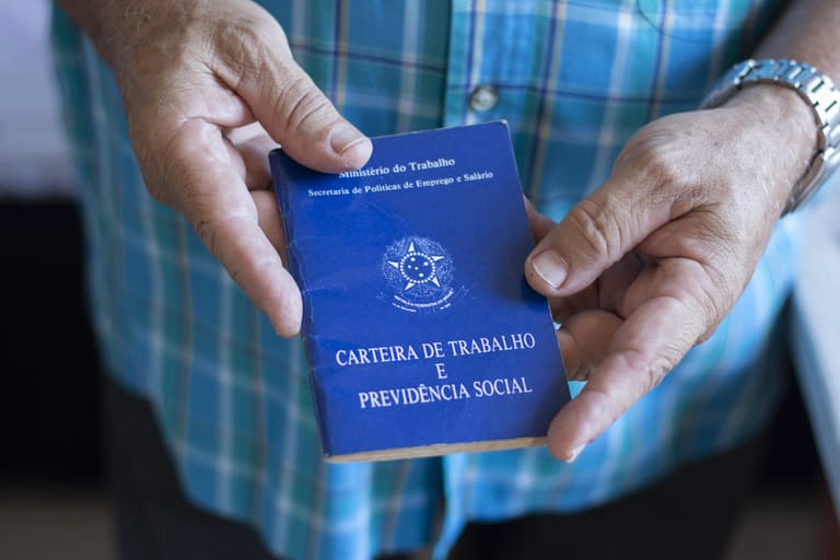 Desemprego cai e volta a atingir os níveis pré-pandemia