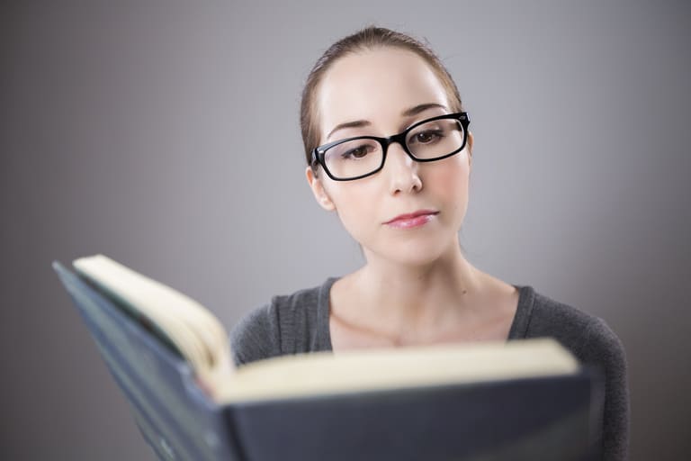 pessoa lendo para ter como argumentar na redação