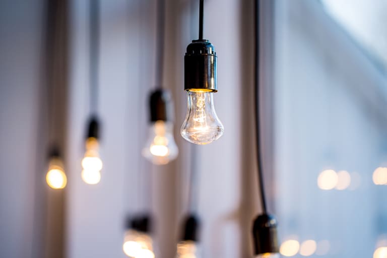 Decoração com iluminação -- Reprodução Canva