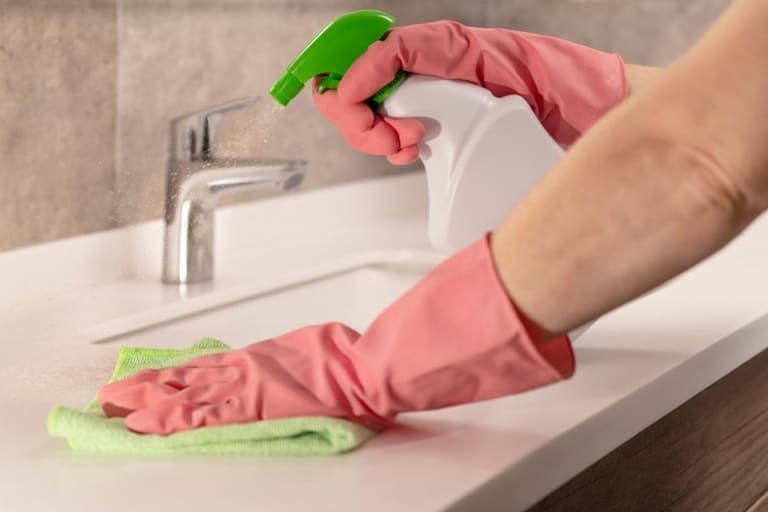 Melhor mistura caseira para limpar banheiro: veja e faça hoje