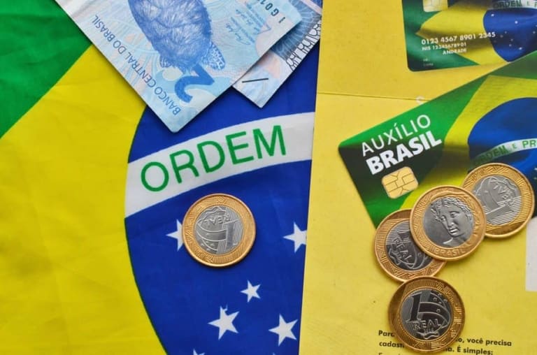 Auxílio Brasil Governo Bolsonaro gastou R$ 93 milhões para mudar cartões do Auxílio Brasil