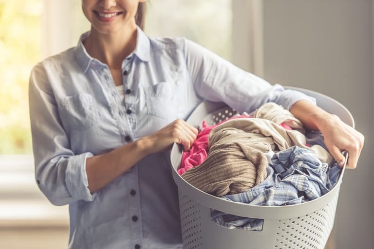 Roupa desbotada durante a lavagem_ Saiba como evitar-Reprodução Canva Roupa desbotada durante a lavagem_ Saiba como evitar-Reprodução Canva