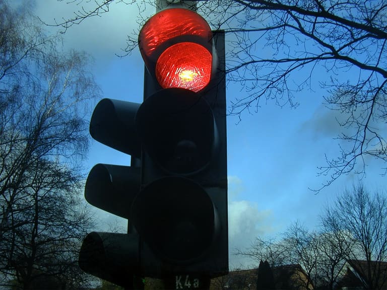Multa para quem avançar o sinal vermelho