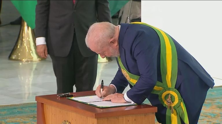 11246373 Presidente Lula assinando em um papel