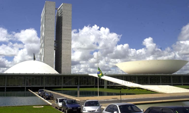 MPs do salário mínimo e da isenção do Imposto de Renda chegam ao Congresso