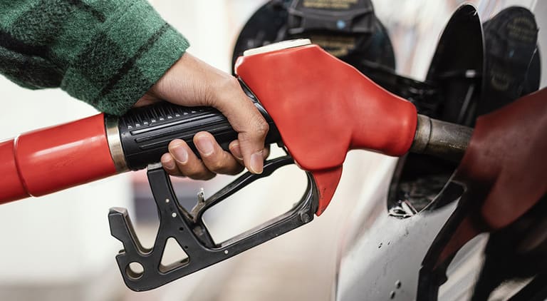 Preço da GASOLINA cai, mas não anima motoristas do país