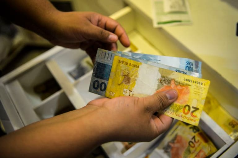 Novo golpe promete saque de R$ 10 mil em três meses. Veja como evitar Novo golpe promete saque de R$ 10 mil em três meses. Veja como evitar