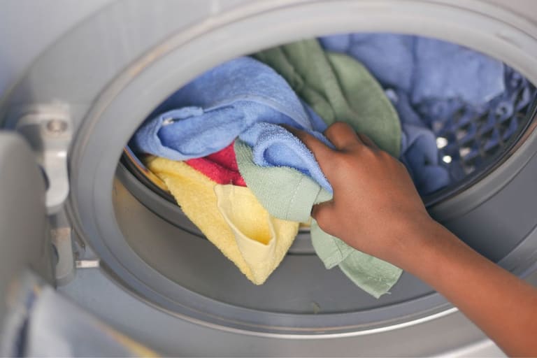 Dicas importantes para manter a sua máquina de lavar roupa limpa e higienizada - Reprodução Canva