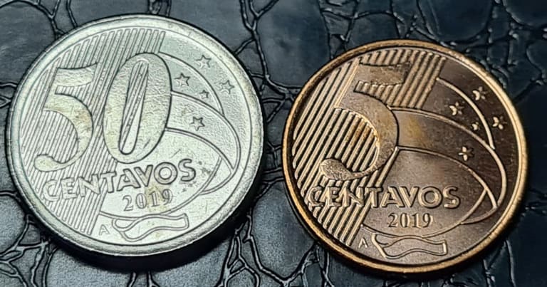 moedas de 5 ou 50 centavos com letra A