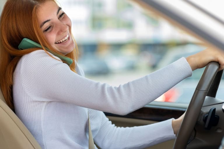 Cuidado, motorista! Usar celular ao volante pode custar muito caro - Reprodução Canva