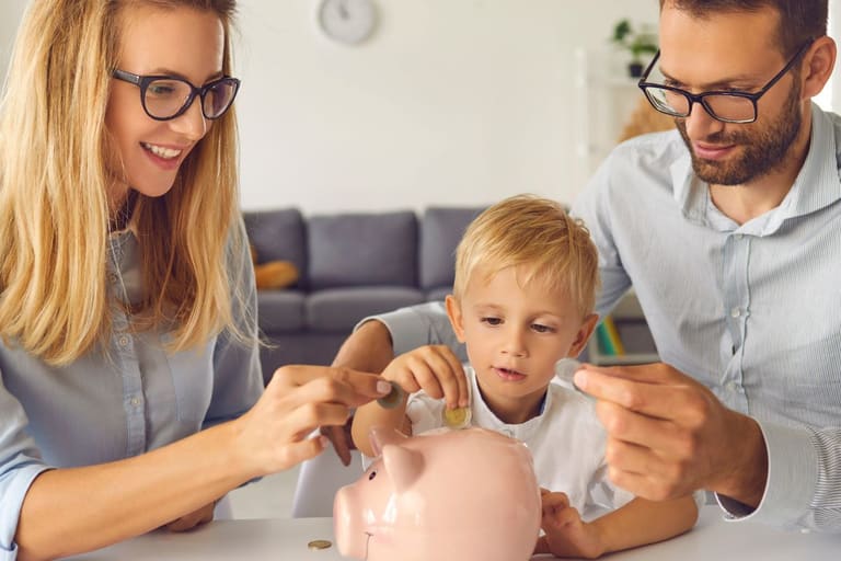 SERASA: Dinheiro é coisa de adulto? Confira como tratar de temas financeiros com as crianças SERASA: Dinheiro é coisa de adulto? Confira como tratar de temas financeiros com as crianças