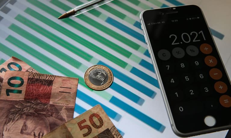 Endividamento cai pelo 2º mês, mas inadimplência bate RECORDE Endividamento cai pelo 2º mês, mas inadimplência bate RECORDE