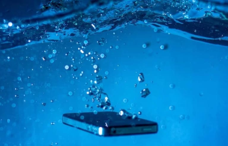 Celular "à prova d'água": confira 7 modelos para comprar em 2023