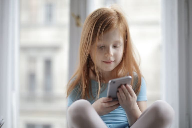 Pesquisa mostra que crianças entram na internet antes dos seis anos
