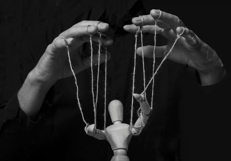 Cuidado! Esses signos são muito manipuladores Cuidado! Esses signos são muito manipuladores