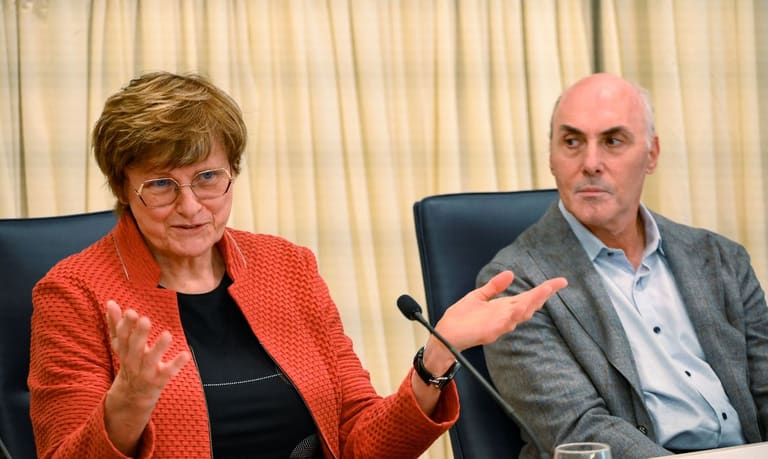 Nobel de medicina premia pesquisadores por tecnologia da vacina de covid-19 Nobel de medicina premia pesquisadores por tecnologia da vacina de covid-19