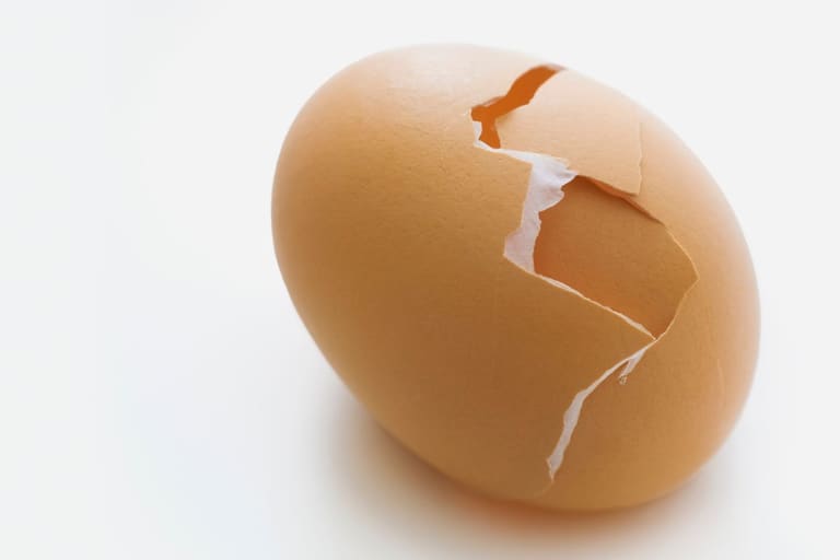 Ovo com casca rachada é bom para consumo_ Descubra agora - Reprodução Canva
