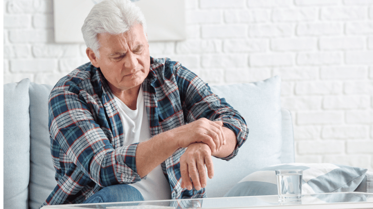 A doença de Parkinson é neurodegenerativa e progressiva, trazendo prejuízos ao dia a dia.