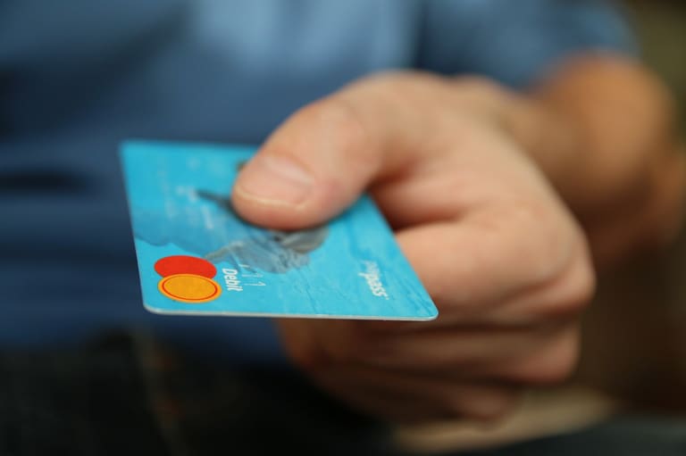 crédito CONFIRMADO: Governo anuncia novo limite para taxas de juros no rotativo do cartão de crédito
