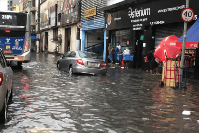 Alagamento, inundação e queda de árvore: o seguro auto cobre danos causados pela chuva?