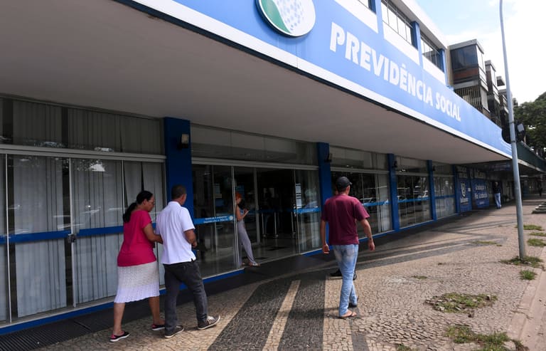 Tempo de espera na fila do INSS cai em 2023 e brasileiros ficam SURPRESOS