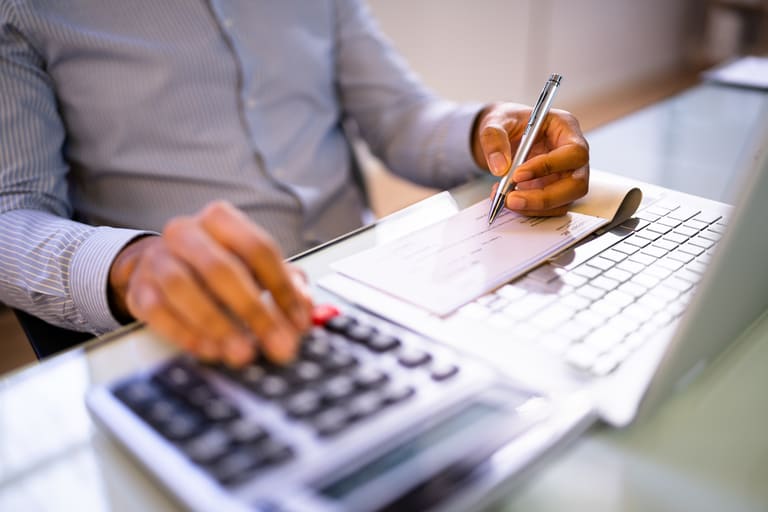 Novos dados revelam IMPRESSIONANTE queda no uso de cheques