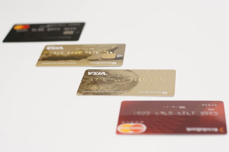 Qual o melhor cartão de crédito: Nubank Ultravioleta ou C6 Carbon?