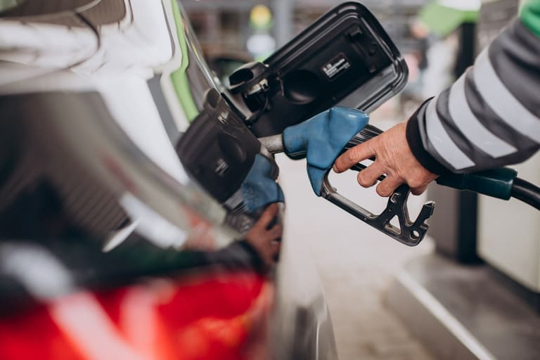Gasolina fica MAIS BARATA em 18 estados nesta semana; Veja os novos valores